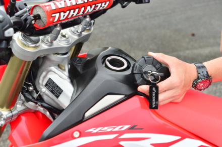 ホンダ・CRF450Lのチタン製タンク