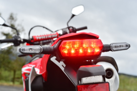 ホンダ・CRF450Lの明るいテールランプはLED