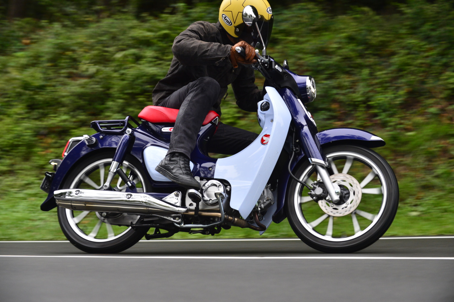 ホンダのスーパーカブC125のハングオン気味でインプレッション