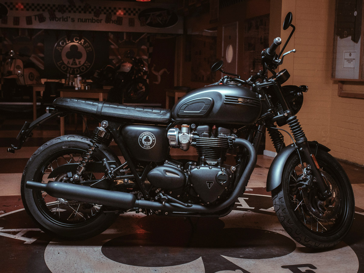 Triumph Bonneville T1に対照的な仕上がりの2台の特別仕様モデルが登場 バイクニュース タンデムスタイル