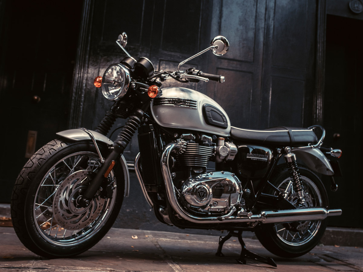 Triumph Bonneville T1に対照的な仕上がりの2台の特別仕様モデルが登場 バイクニュース タンデムスタイル