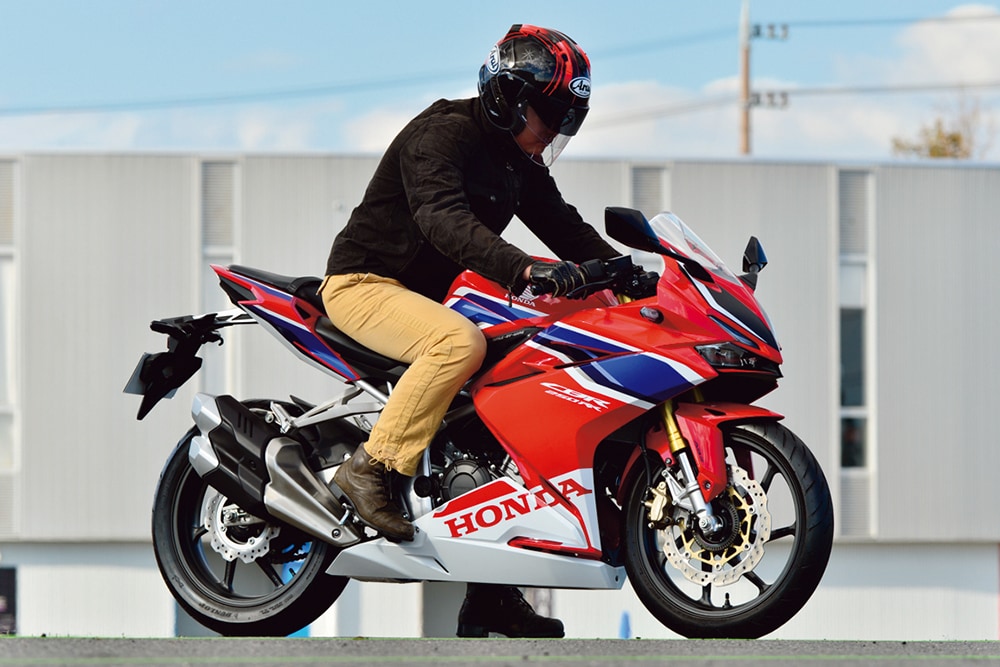 Honda Cbr250rr バイク足つき アーカイブ タンデムスタイル