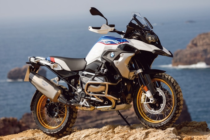 崖をバックに佇むBMW R1250GS/HP