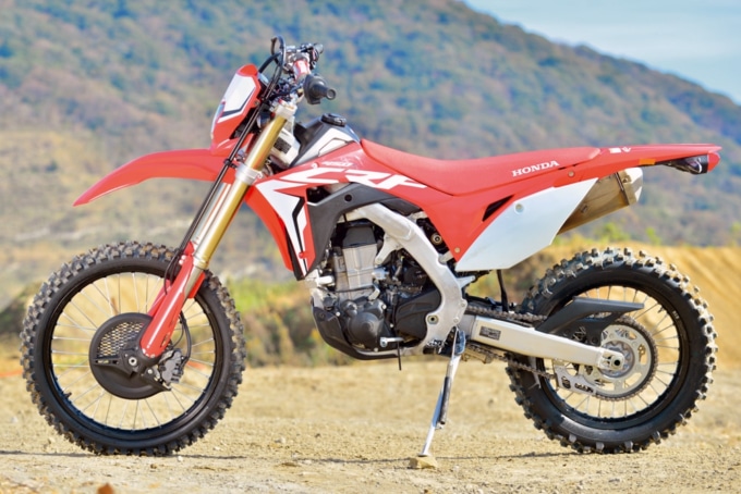 レーサーらしいスタイリングを手に入れたCRF450Lの左サイド