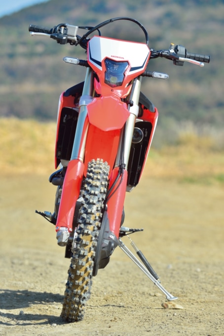 レーサーらしいスタイリングを手に入れたCRF450Lのフロントビュー