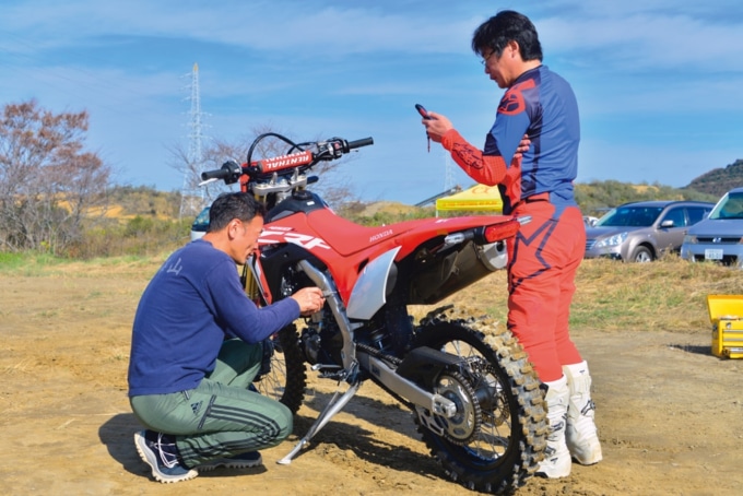 CRF450Lをレーサー化ではノーマルよりもリヤを硬くセッティング。フロントの突き出し量も変更した