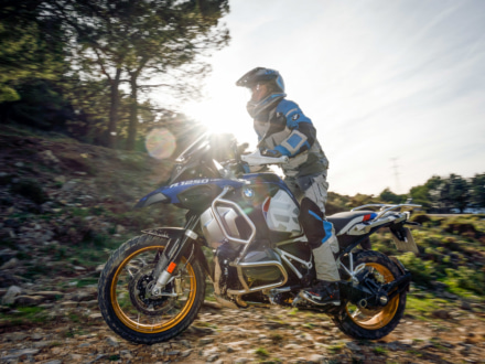 30ℓの大容量タンクや大型エンジンガード採用！2019年 BMW R1250GS ADVENTUREが登場