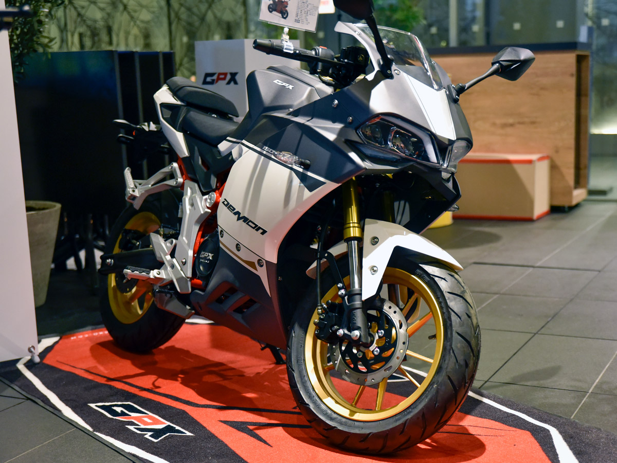 タイのバイクメーカー Gpxが国内販売を開始 150cc フルカウル14インチモデルなど 個性的な3台をラインナップ バイクニュース タンデムスタイル