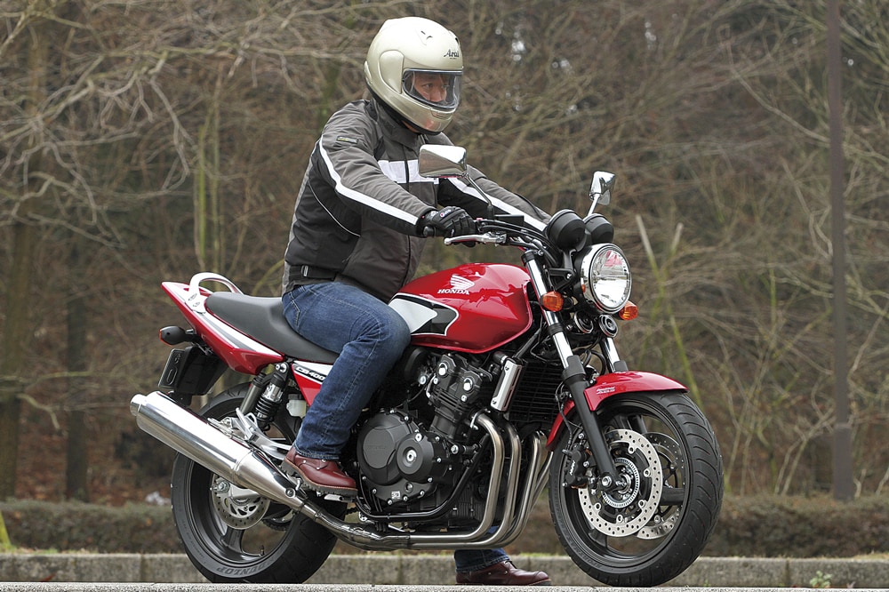 HONDA CB400SF | バイク足つき アーカイブ | タンデムスタイル