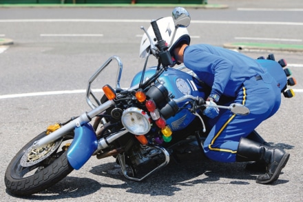 力よりも姿勢が大事！バイクの引き起こし方