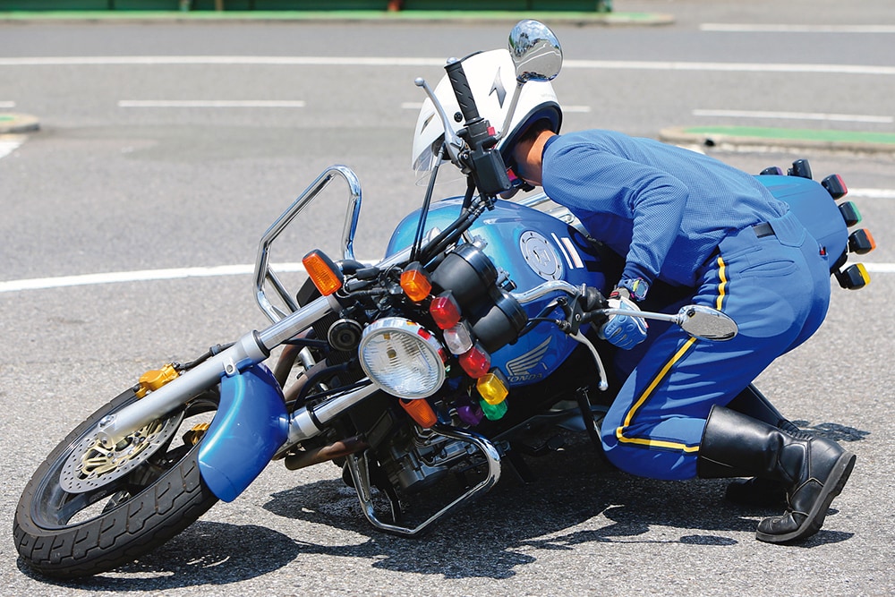 力よりも姿勢が大事 バイクの引き起こし方 実技教習攻略 初心者向け タンデムスタイル