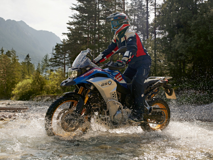 BMW F850GS Adventureで浅瀬を渡る様子