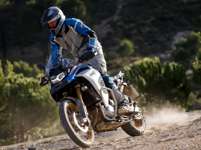 BMW F850GS Adventureでダート走行イメージ