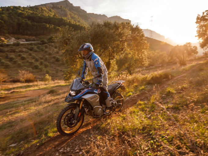 BMW F850GS Adventureでダート走行イメージ