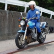 二輪教習の一本橋の上をバイクで渡っている様子