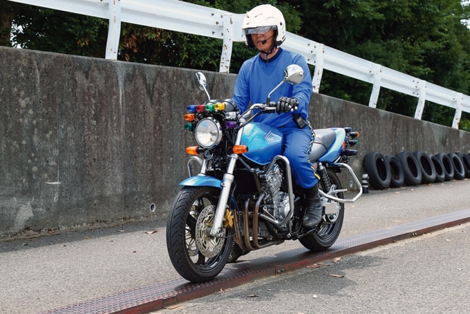 二輪教習の一本橋の上をバイクで渡っている様子