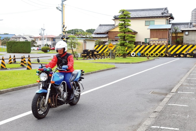 急制動の教習で加速している様子