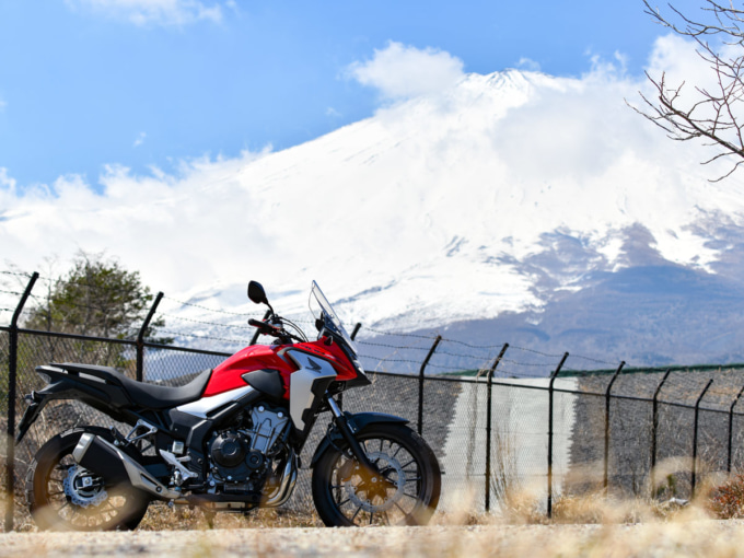 富士山をバックに佇むHONDA 400X