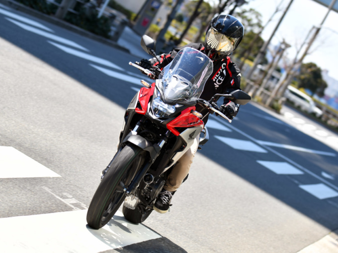 HONDA 400Xで市街地を走行