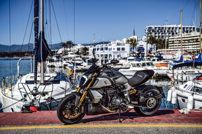 ヨットハーバーに佇む2019年モデル DUCATI DEAVEL1260 S