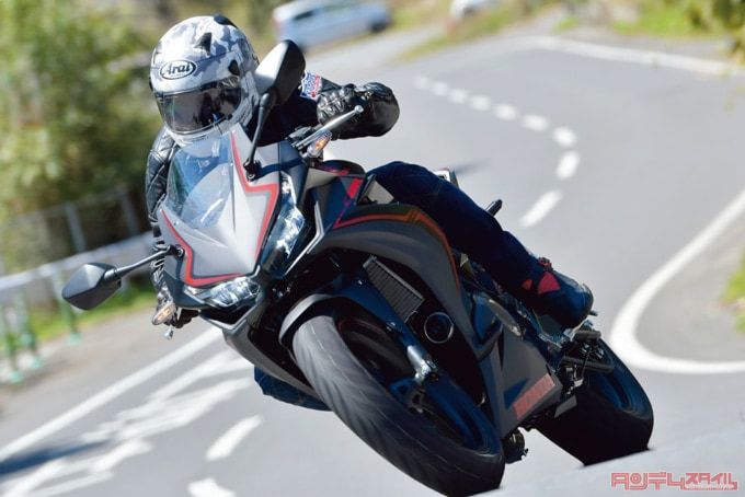 2019年モデル HONDA CBR400R ワインディングを走行