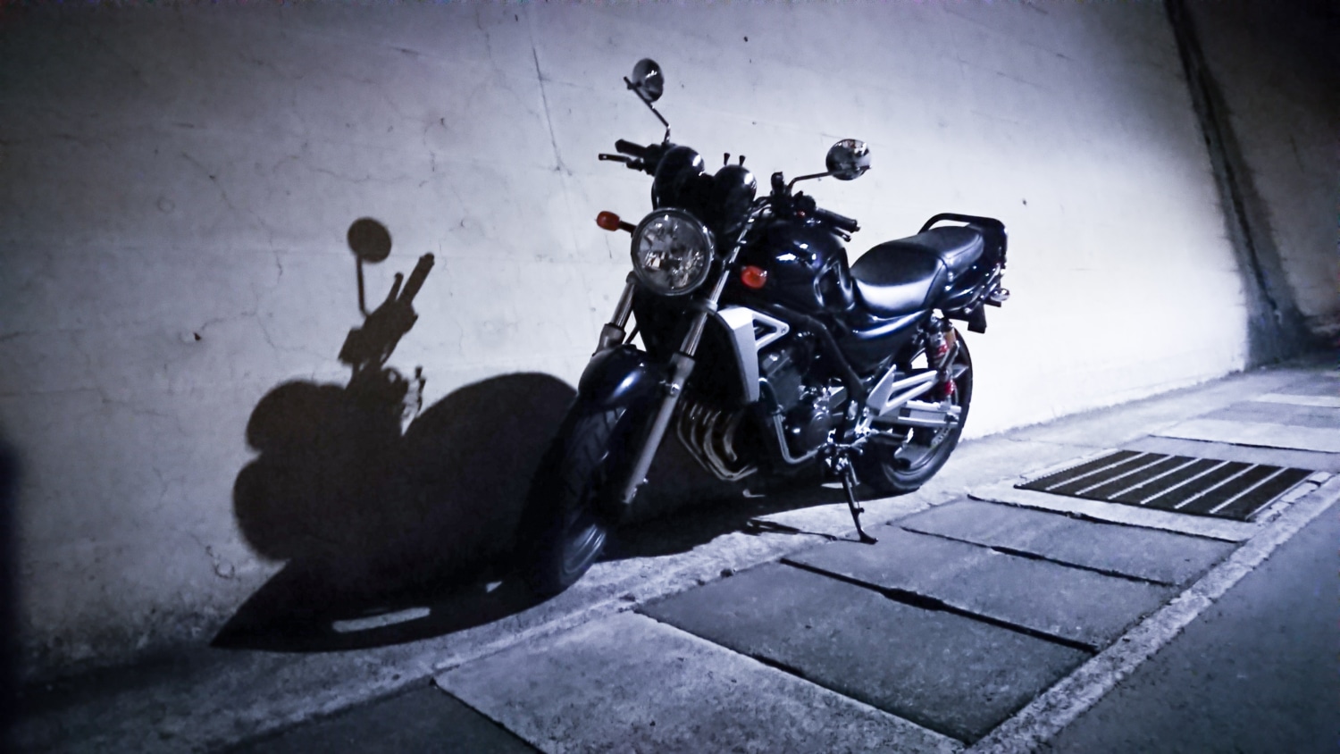 黒いバイクと黒い影と白い灯り