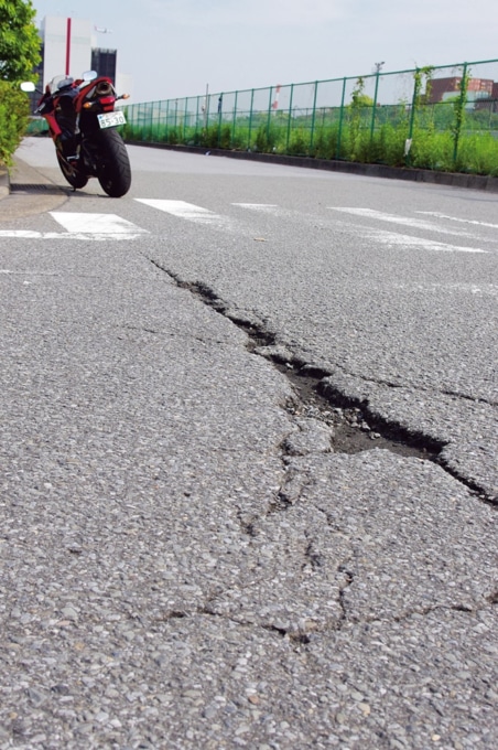 道路にできた穴