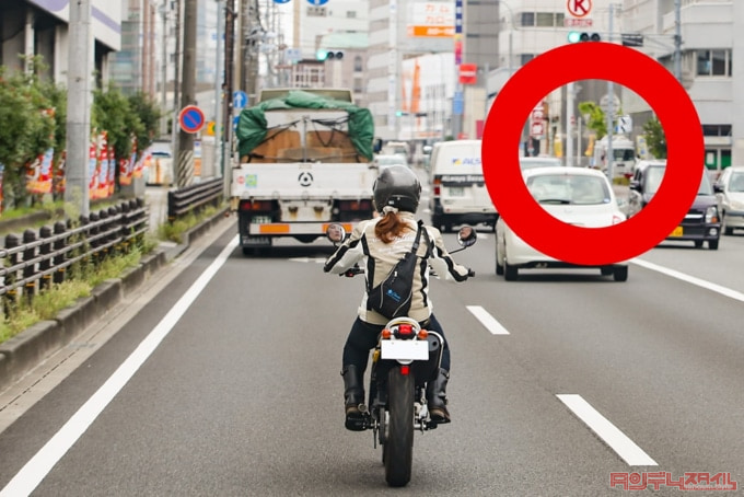 大型車の後ろで適度な車間距離をとった例