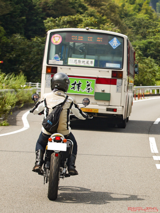 バスの後ろは車間距離を空ける