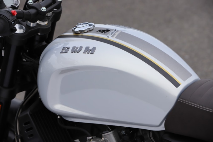 SWM アウトロー125 タンク