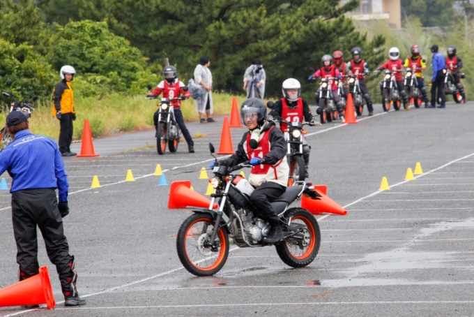 YRA大人のバイクレッスン 平成生まれの若者限定回 レッスンの様子