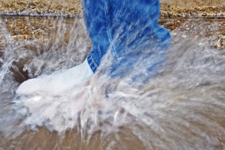 突然の雨やアウトドアで活躍！靴の上から履くだけのレインシューズカバー