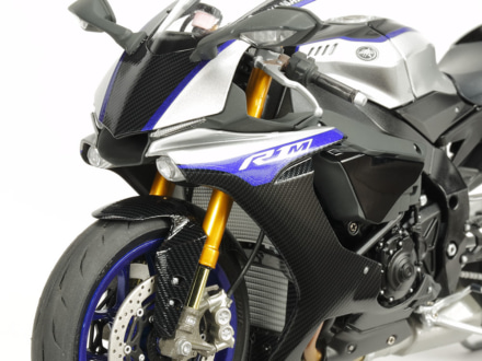 タミヤ 1/12 マスターワークコレクション ヤマハ YZF-R1M 2018（完成品）フロントカウルアップ