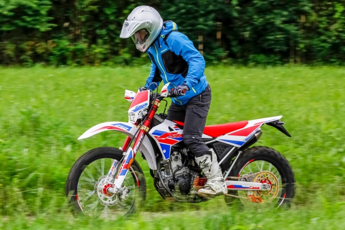 FANTIC ENDURO250でスタンディング