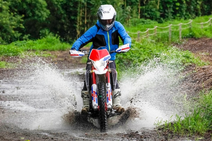 FANTIC ENDURO250で水溜りを走行