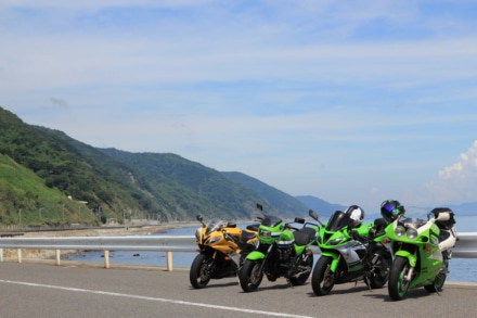 バイクと山と海岸線