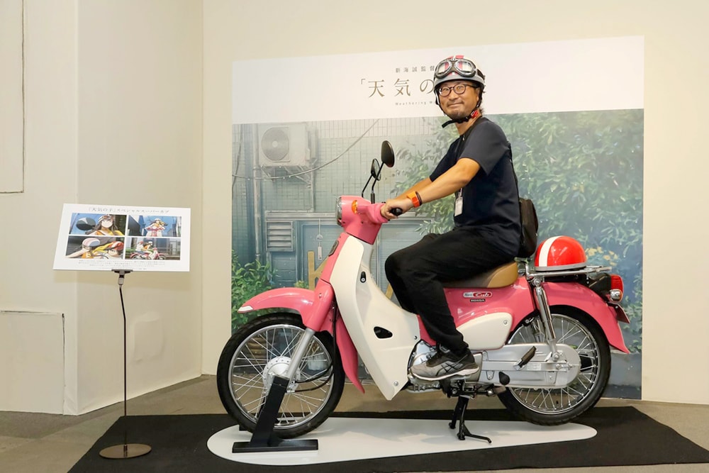 天気の子 スペシャル スーパーカブも展示 天気の子 展が10月7日まで開催中 バイクニュース タンデムスタイル