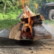 BUSH CRAFT ウルトラライト ファイヤースタンドに大きな薪で焚き火をしている様子