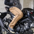 HYOD D3O® EASY RIDE SIDE LINE PANTS “WARM LAYERD”を着用してバイクにまたがった様子