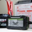 MOTORHEAD RIDERS BATTERY CHARGER ACH-100RSで充電している様子