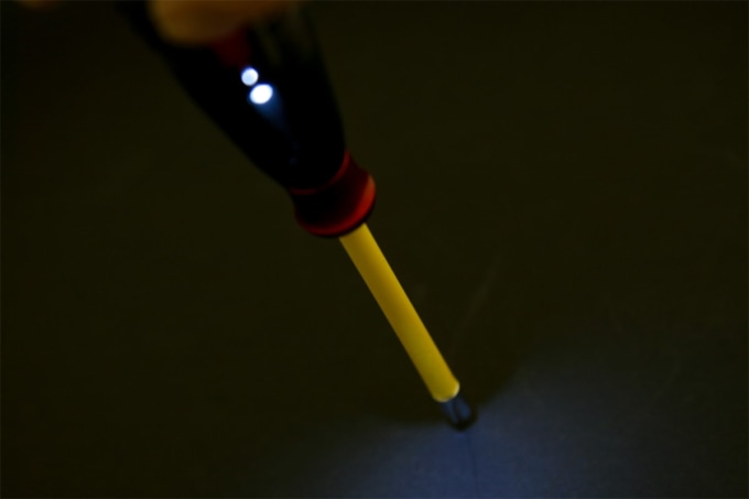 ベッセルの電ドラボールは使用時にはLEDが点灯し先端を照らす