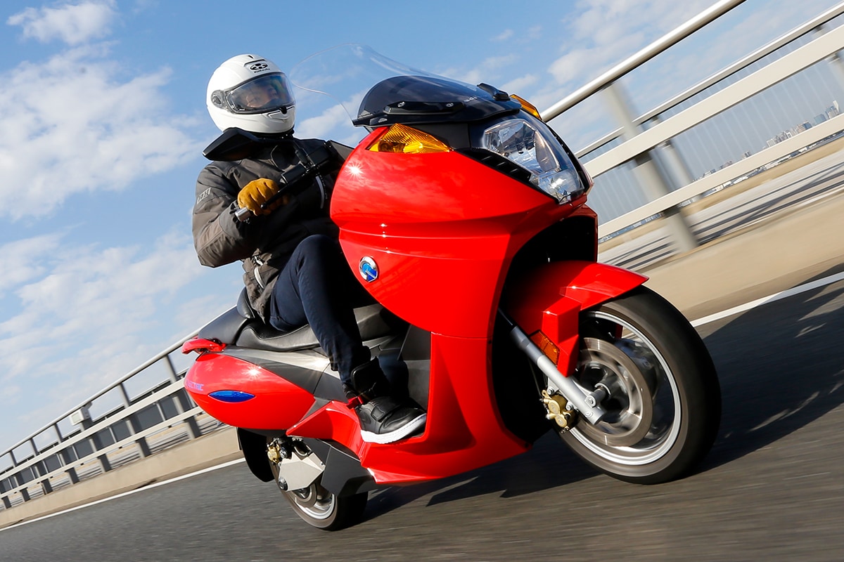 Adiva Vx 1 ビッグスクーターと変わらない車格でラクに走れる電動バイク バイクインプレッション タンデムスタイル