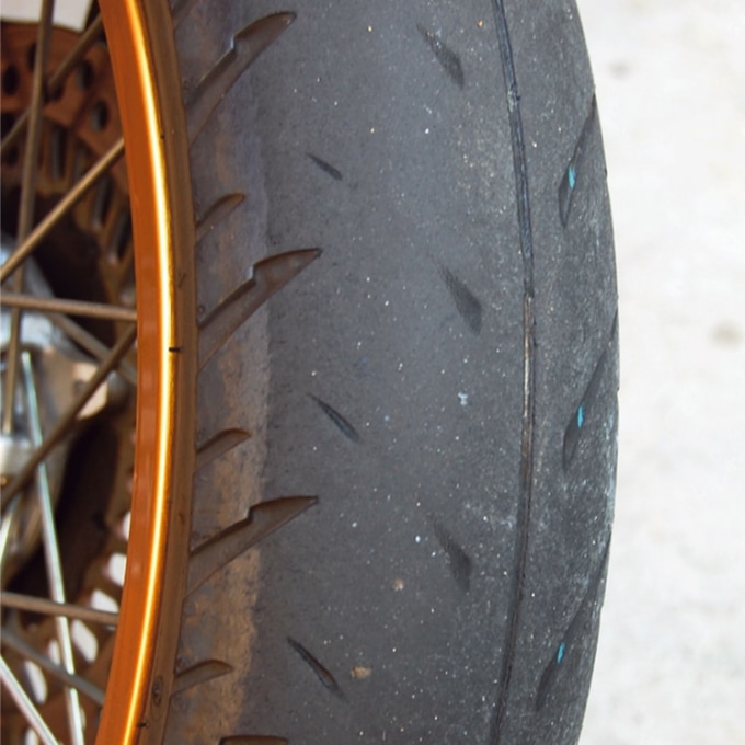 わかってない人は危険な状態のおそれあり バイクタイヤのスリップサインの見方 ガジェット通信 Getnews わかってない人は危険な状態のおそれあり バイクタイヤのスリップサインの見方 ガジェット通信 Getnews