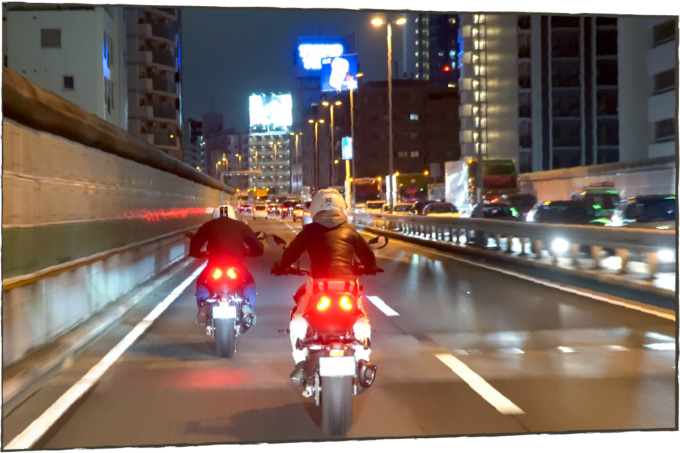 都会の夜景の中を走る2台のカタナ