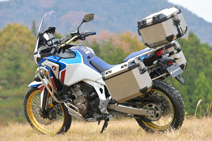 純正アクセサリーのパニアケースを装備したホンダ CRF1100LアフリカツインアドベンチャースポーツES DCT リヤ7:3ビュー