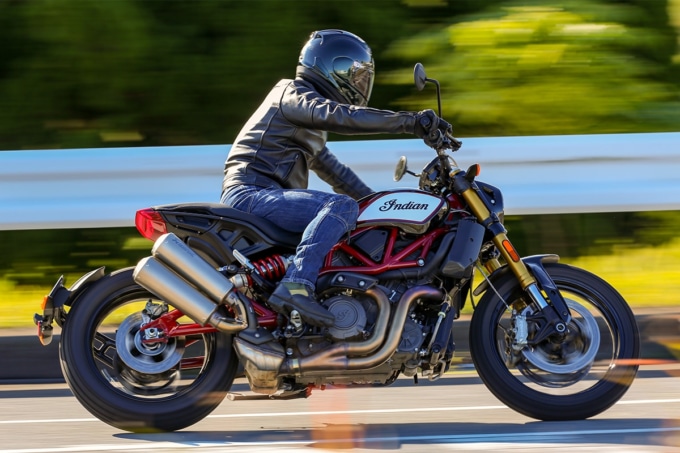 インディアンモーターサイクル FTR1200S 走行