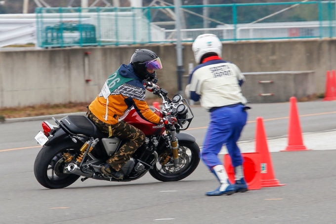 STEC Bike Only Dayのパイロンを使ったレッスン風景