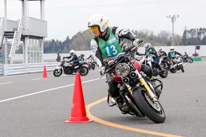 STEC Bike Only Dayのスラロームのレッスン風景