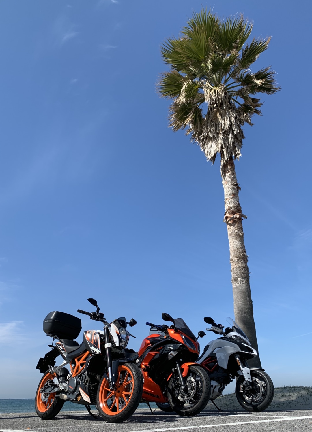 青い空とカラフルなバイク