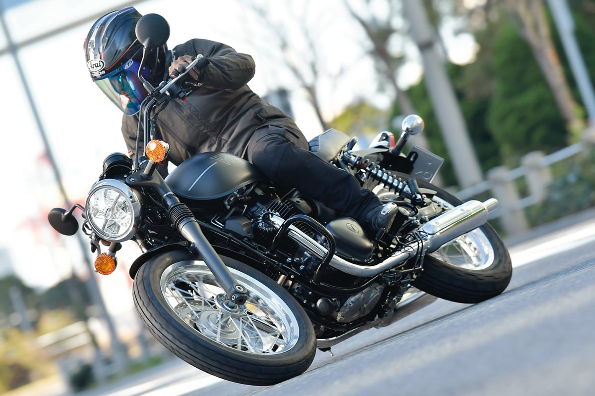 Kawasaki W800 Street バイクらしいスタイリングと走りを心ゆくまで満喫できる バイクインプレッション タンデムスタイル